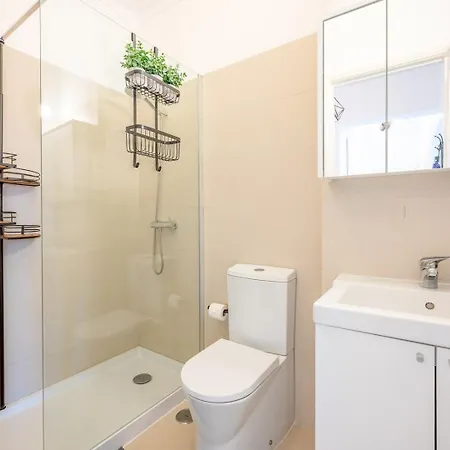 Guestready - A Charming Near Alvalade דירה